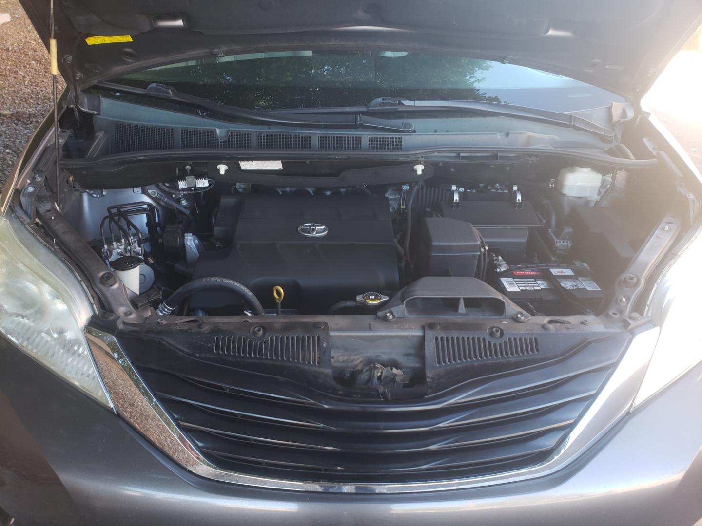 2012 /gray and lite gray Toyota Sienna le (5TDKK3DC2CS) with an 3.5L V6 DOHC 24V engine, 6-Speed Automatic Overdrive transmission, located at 323 E Dunlap Ave., Phoenix, AZ, 85020, (602) 331-9000, 33.567677, -112.069000 - Photo#19